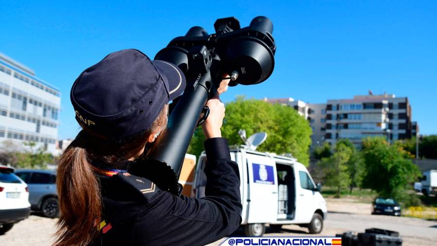 Una agente de la Policía Nacional vigila el espacio aéreo con un dispositivo de precisión. Foto: CNP