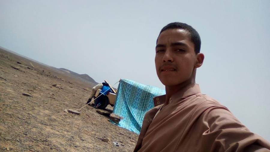 Ali Chej, o pequeno que xa se fixo mozo, no seu campamento do deserto do Sáhara