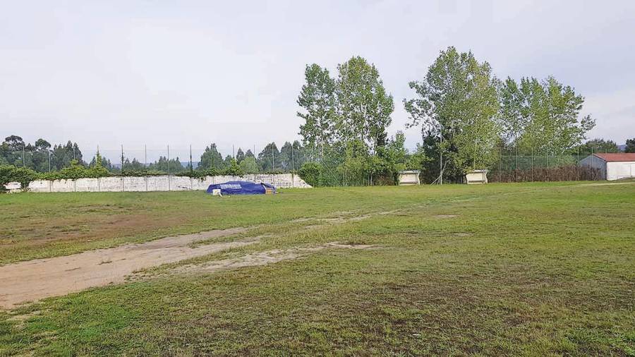 Estado del antiguo campo de fútbol de Biduído que emplean los atletas del MillaRaio para entrenar, según el PP. Foto: PP