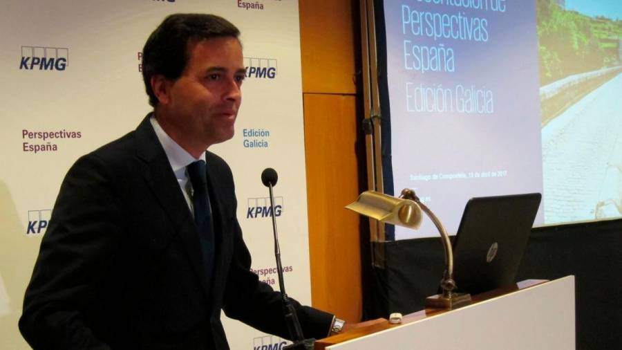 Daniel Fraga cuando la presentación de los informes de KPMG se hacían sin necesidad de máscaras y en directo ante un nutrido grupo de empresarios y periodistas gallegos. Foto: Efe