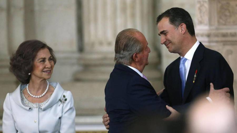 Juan Carlos I abraza a su hijo en presencia de la reina Sofía el día de la abdicación del monarca el 18 de junio de 2014. EFE