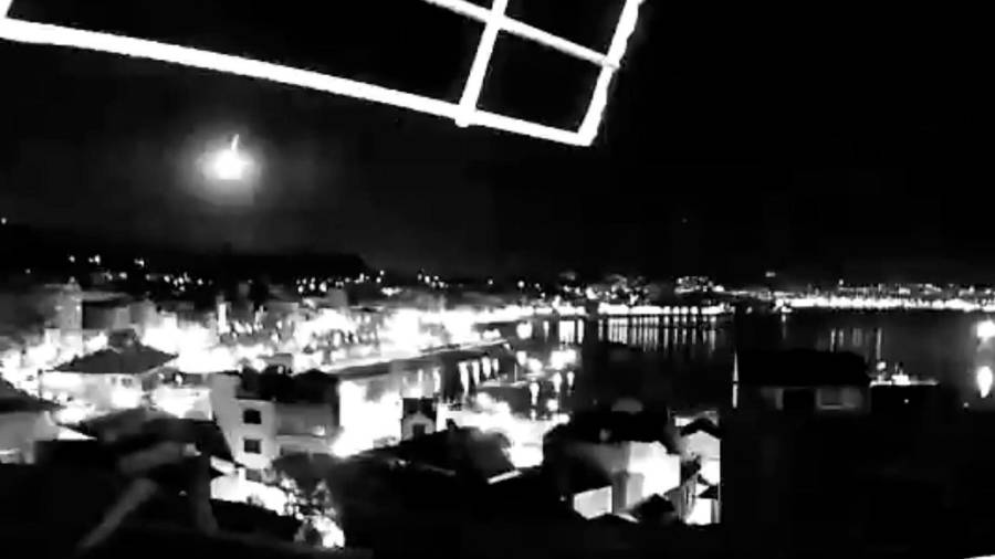 En la imagen, captura de un vídeo grabado en Cangas en el momento en el que el meteorito cruzó Galicia. Foto: Twitter/fgjohnny