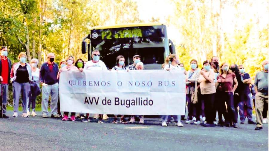 Protesta de los vecinos de Ortoño, Bugallido y Biduído tras suprimirse el bus P2. Foto: CG