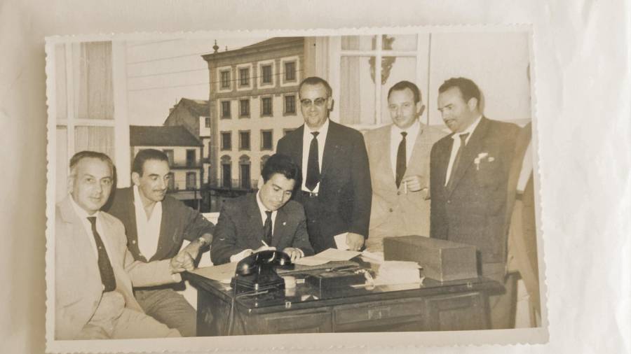 EN Las oficinas del club. Dagoberto Moll, en el centro, firmando el contrato como entrenador de la SD Compostela, el 13 de agosto de 1962. Foto: ECG 