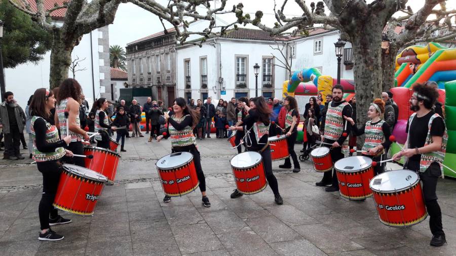 Música na rúa durante o Día do Comercio Local arzuán do ano pasado
