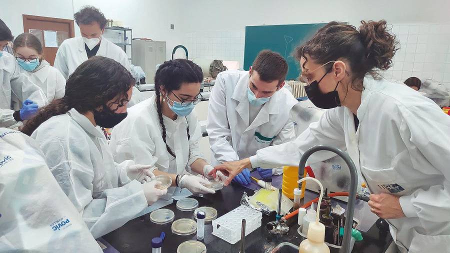 LABORATORIO. Alumnas del instituto boirense en el laboratorio de la Facultad de Medicina. Fotos: IES A.C.