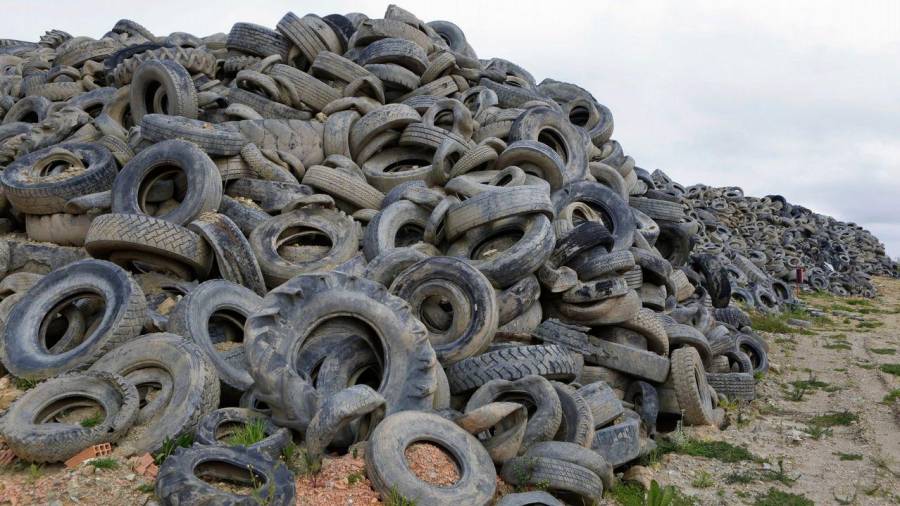 Os nacionalistas denuncian que aínda queda moitos pneumáticos acumulados en Lendo