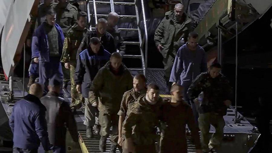 prisioneros ucranianos desembarcan en el aeropuerto militar después de haber sido intercambiado por reclusos rusos, incluido el oligarca Viktor Medvedchuck. Foto: Efe 