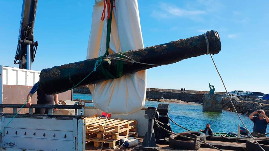 Uno de los cañones hallados en aguas de Corrubedo. Foto: Ministerio de Defensa