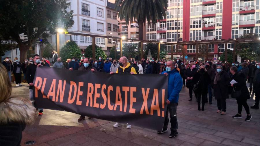Participantes en la manifestación celebrada en Ribeira.