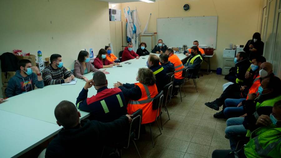 Reunión de la líder del BNG, Ana Pontón, y otros representantes del partido con el comité de Alcoa en Cervo. Foto: BNG