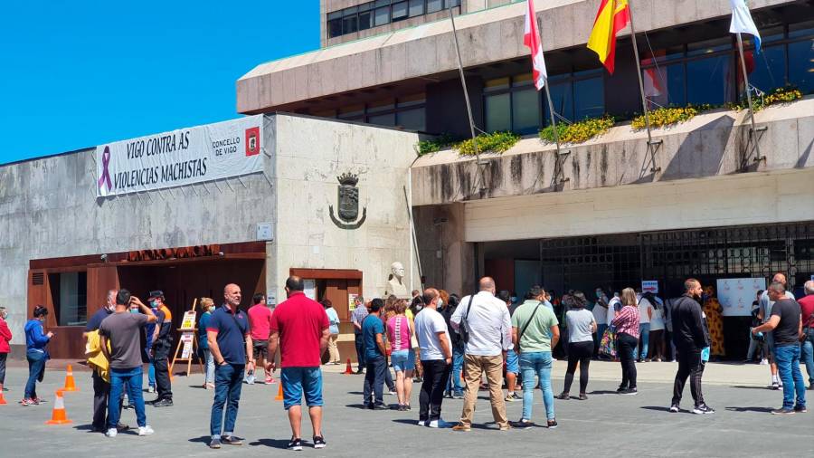 Las colas se suceden en el concello de Vigo para tramitar el ingreso mínimo vital. Foto: M.G.