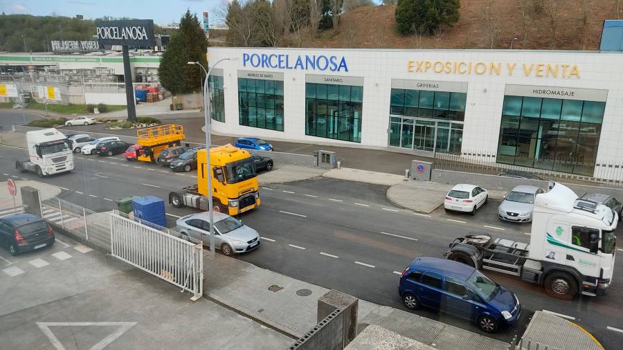 Camiones en el polígono de Costa Vella, Santiago, dirigiéndose al punto de encuentro haciendo sonar sus bocinas