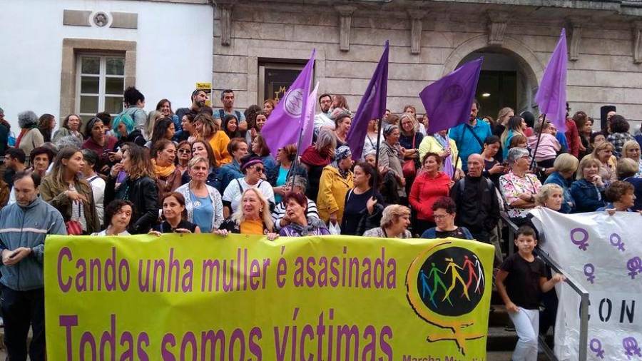 Mulleres na concentración contra o triple asesinato de mulleres en Valga