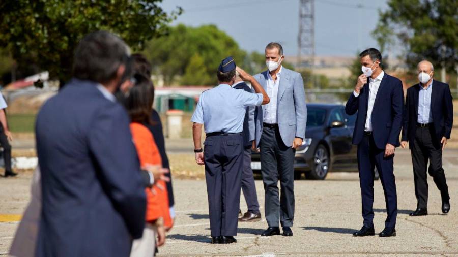 El Rey Felipe VI y el presidente del Gobierno, Pedro Sánchez, visitan las instalaciones de la base aérea de Torrejón de Ardoz donde está el centro que acoge a los refugiados llegados de Afganistán Foto: Europa Press