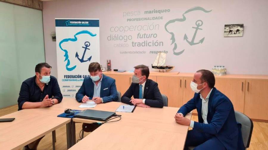 El presidente de las cofradías gallegas, José Antonio Pérez, y el director de Abanca Mar, Javier Fraga, ratificaron el convenio. Foto: FGC