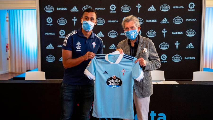 Renato Tapia junto a Carlos Mouriño ayer. Foto: RC Celta