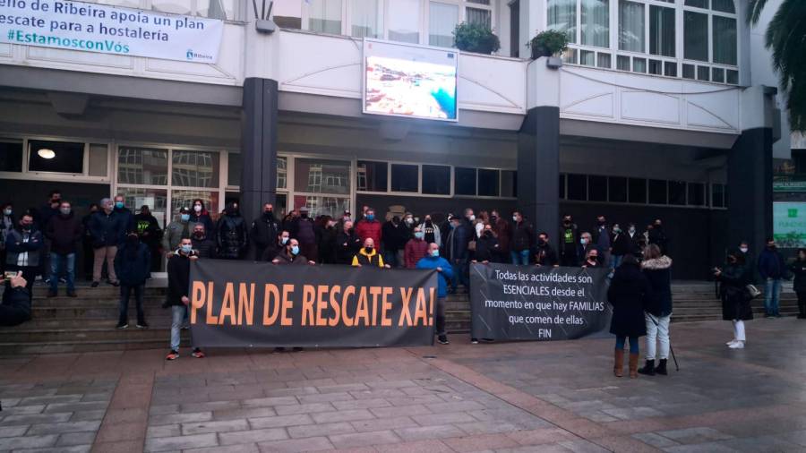 Participantes en la manifestación celebrada en Ribeira.