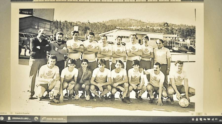 El combinado de la Policía Nacional, campeón en la edición de 1985 de la Liga de la Amistad, posa antes del comienzo de un partido. Foto: ECG