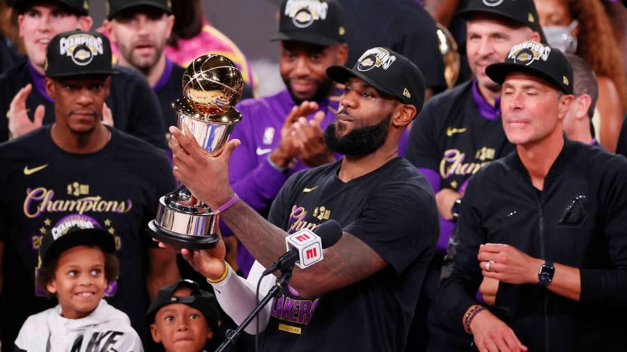 LeBron James tras el título logrado por los Lakers. Foto: A.E.
