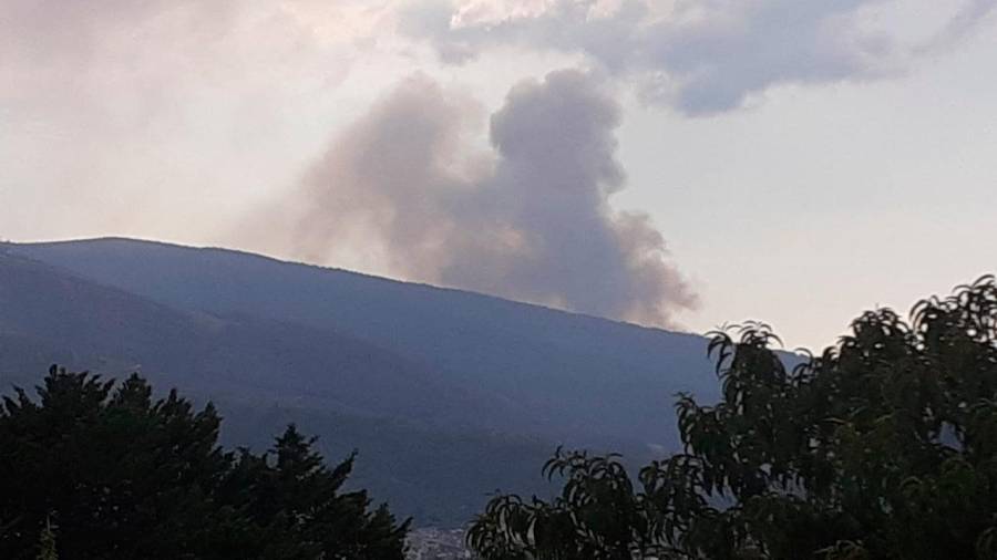 Vista del incendio en Ribas de Sil, ya extinguido. Foto: E.press.