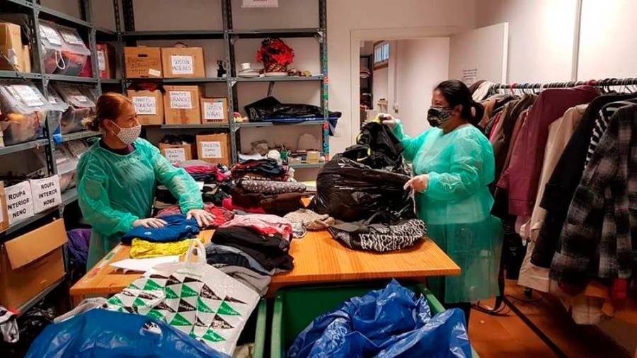 Dos voluntarias en plena gstión de la ropa donada al Roupeiro Municipal de Ames. Foto: CA