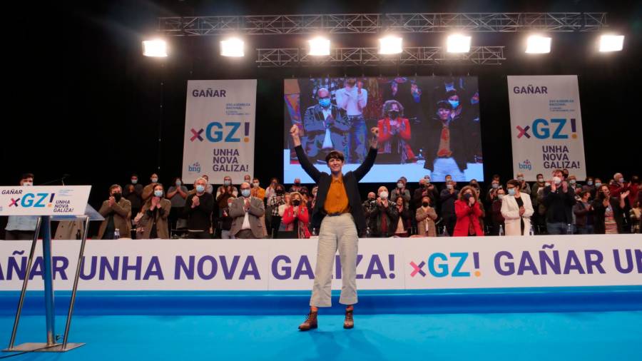 A portavoz nacional do BNG, Ana Pontón, cos membros da cúpula da formación ás súas costas na asemblea celebrada en terras coruñesas. Foto: BNG 