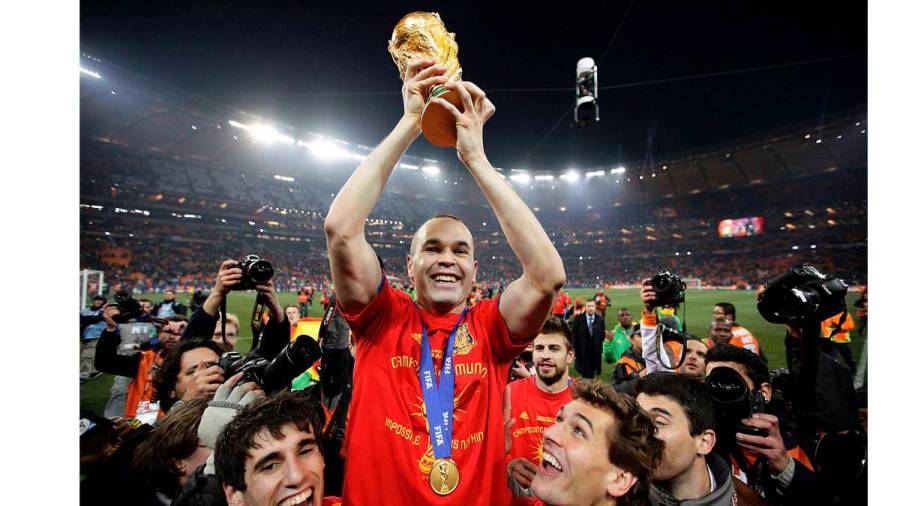 con honores Iniesta con la Copa del Mundo. Foto: RS