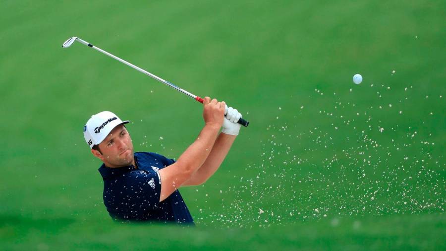 El golfista vasco Jon Rahm golpea una bola en el Augusta National. Foto: The Masters