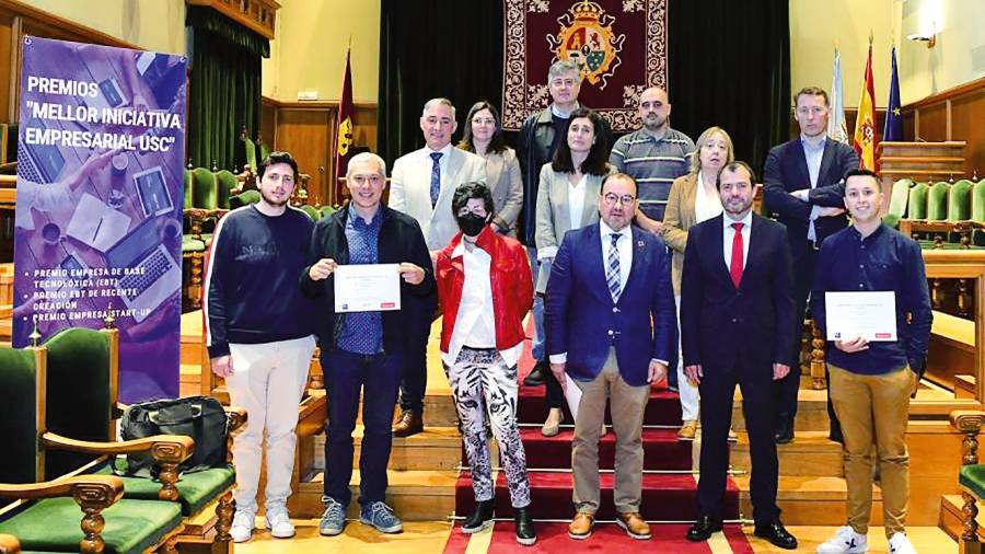 Acto Foto de familia do reitor, Antonio López, e os premiados no certame Foto: ECG