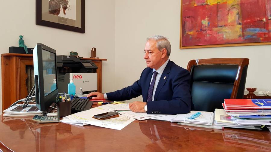 TRABALlO. José Tomé Roca, presidente da Deputación de Lugo, nunha xornada no seu despacho. Foto: ECG