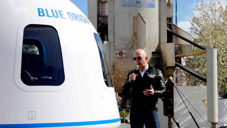 Jeff Bezos junto al cohete ‘New Shepard’ hace unos días. Foto: rtve.es