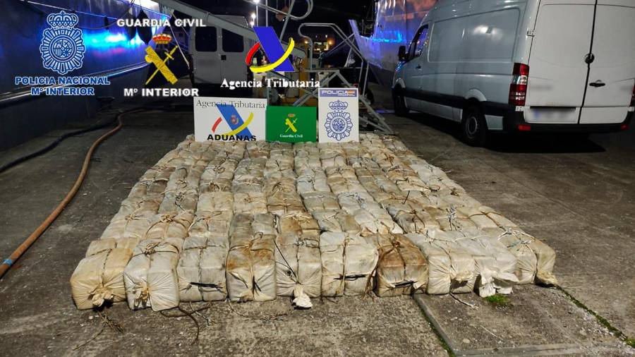 PRIMER ALIJO DEL AÑO. Los tres mil kilos de cocaína en el muelle del Arsenal de Ferrol en la madrugada del lunes