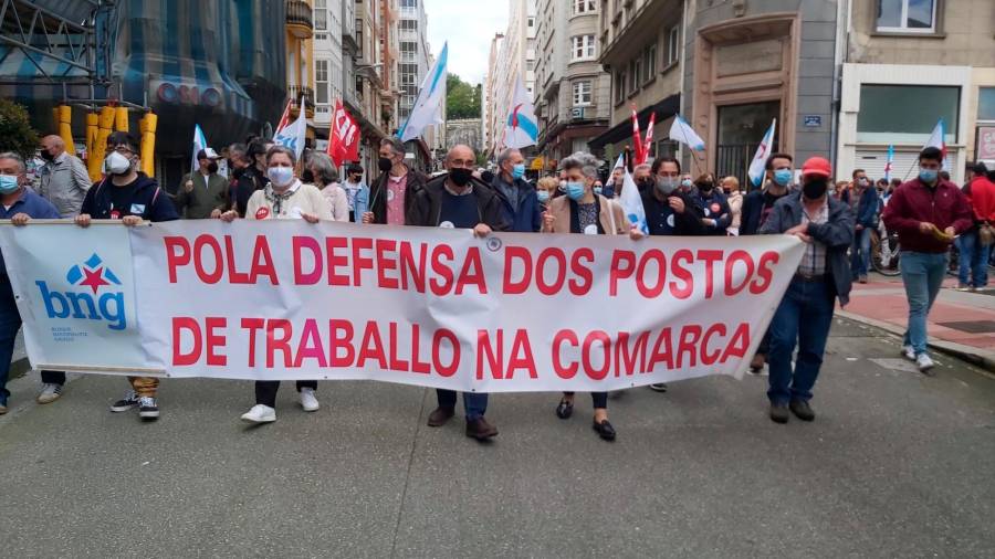 Participación del BNG en la manifestación de la CIG en A Coruña, con Mercedes Queixas y Francisco Jorquera, entre otros, tras la pancarta. Foto: BNG