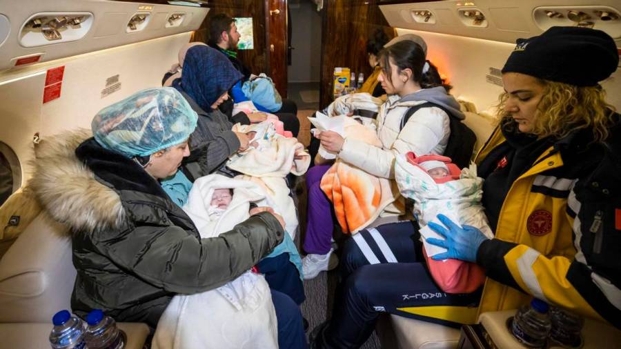El presidente se volvió a Ankara con 16 bebés a bordo del avión presidencial. Foto: ElPeriódico