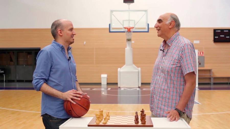 2018. El Divis, alias del maestro de ajedrez David Martínez, charla con Miguel Ángel Paniagua. Foto: Chess24
