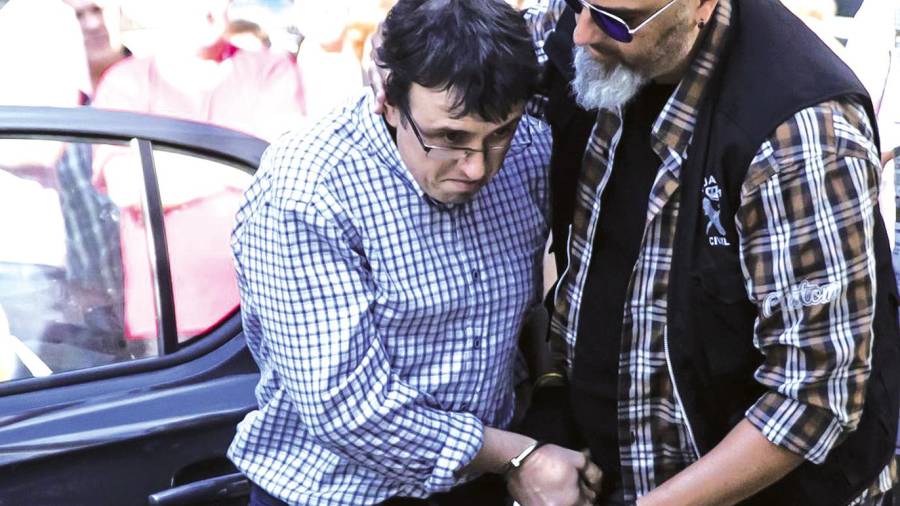 TRIPLE CRIMEN. José Luis Abet conducido al juzgado de Caldas en una comparecencias tras su detención. Foto: Efe