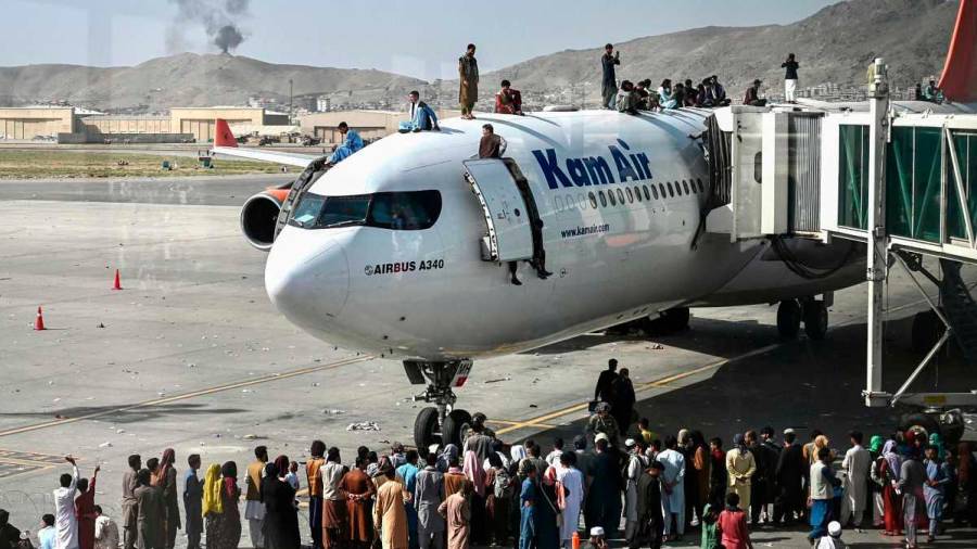 Numerosos ciudadanos se agolpan ante un avión en el aeropuerto de Kabul. Foto: RTVE