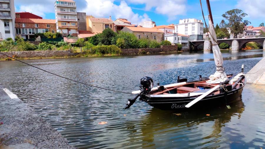 La dorna en la que llegó Angueira atracada en Ponte do Porto, Camariñas. Foto: Lema