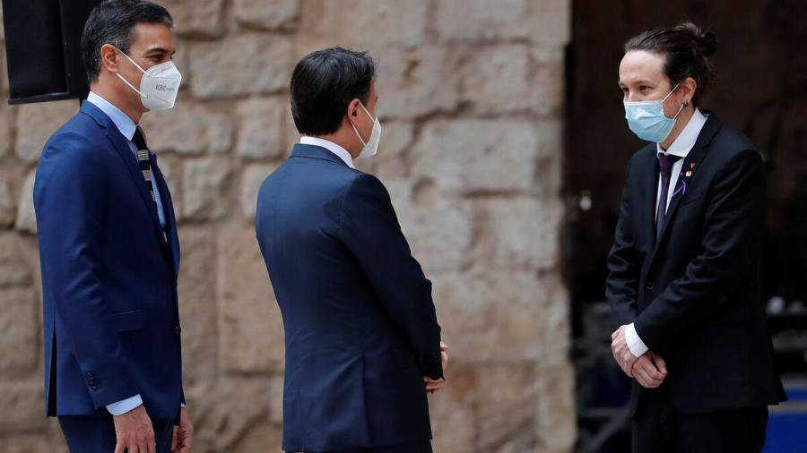 Pedro Sánchez y Pablo Iglesias, con el presidente del Gobierno de Italia, Giuseppe Conte, en el centro, el pasado noviembre. EFE
