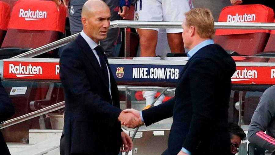SERIOS Zidane (i) y Koeman, antes del partido de la primera vuelta en Barcelona. Foto: RTVE 