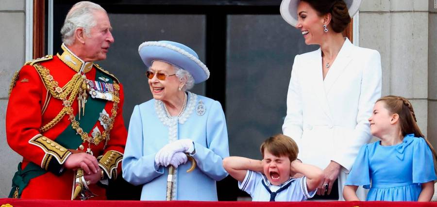 La REINA Isabel II, el príncipe Carlos y la duquesa de Cambridge, con sus hijos Louis y Charlotte, en el balcón del Palacio de Buckingham, el pasado mes de junio. Foto: E. Press