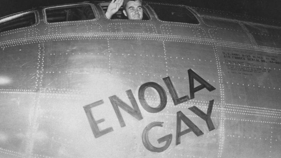 El coronel de la Fuerzas Aéreas Paul Tibbetts saluda desde el asiento del piloto del Enola Gay momentos antes del despegue. (Fuente, www.cnnespanol.cnn.com)