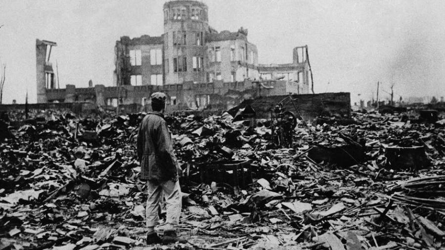 Un hombre contempla estupefacto las ruina de la ciudad de Hiroshima. (Fuente, www.cnnespanol.cnn.com)