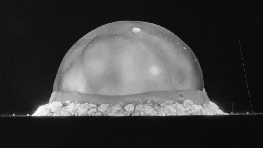 Estados Unidos detonó la primera bomba atómica en un sitio de pruebas de Nuevo México 21 días antes de la destrucción de Hiroshima. (Fuente, www.cnnespanol.cnn.com)