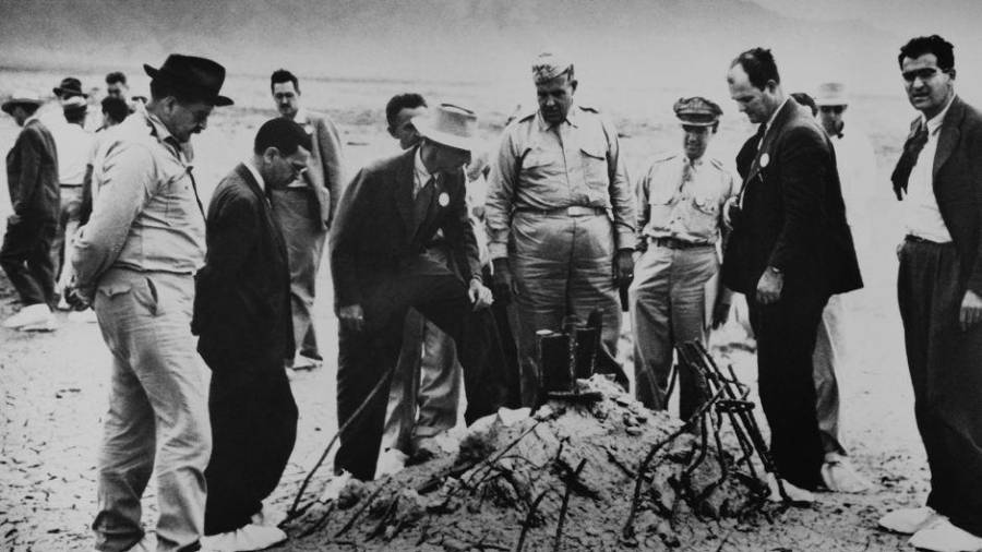 Groves y Oppenheimer examinan los restos de la torre de 31 metros que sostenía la bomba. (Fuente, www.cnnespanol.cnn.com)
