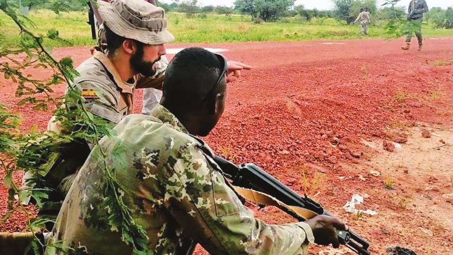 Un militar de la Brilat en plena instrucción (Malí). Foto: Gallego
