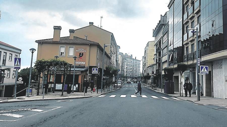 Imaxe actual da Avenida de Lugo, próxima ao centro arzuán, onde tamén se verá reducido o tráfico. Foto: C. Arzúa