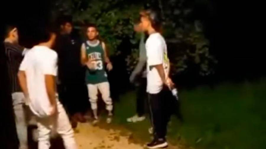 Hospitalizado. Captura del vídeo de la paliza que recibió Alexandre, en Amorebieta (Bizkaia) por parte de una pandilla.