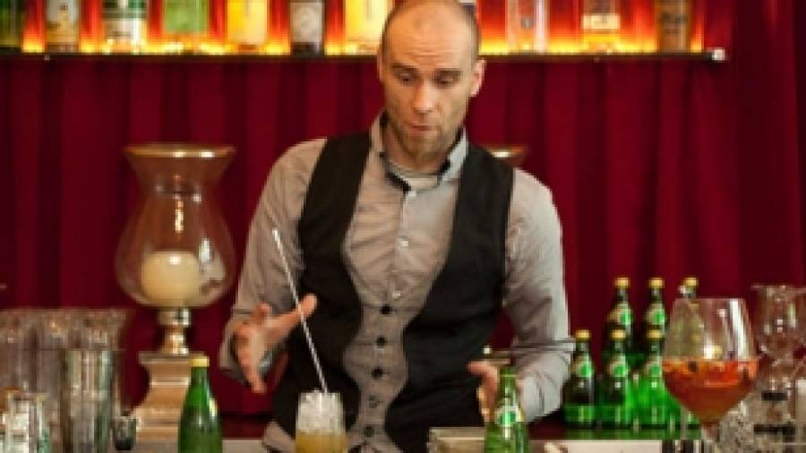 Preparar el mejor cóctel con el bartender negreirés Caballero